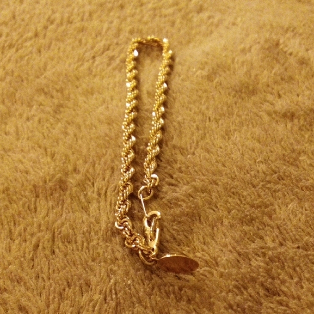 Elegant Gold Chain Bracelet